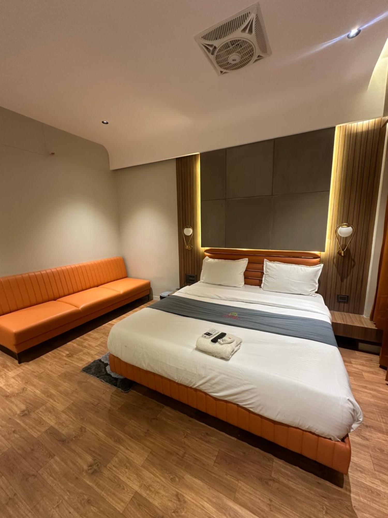 Hotel Victoria Prime Surat Buitenkant foto