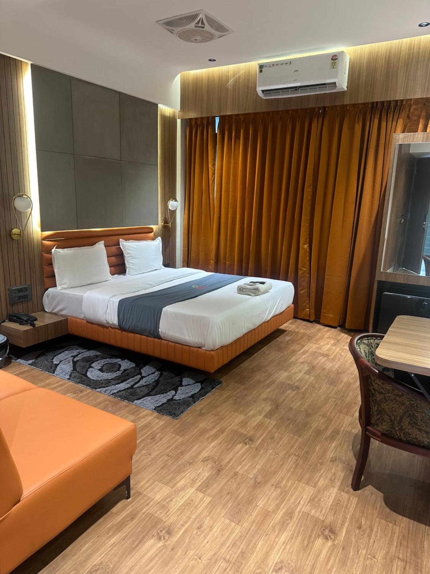 Hotel Victoria Prime Surat Buitenkant foto