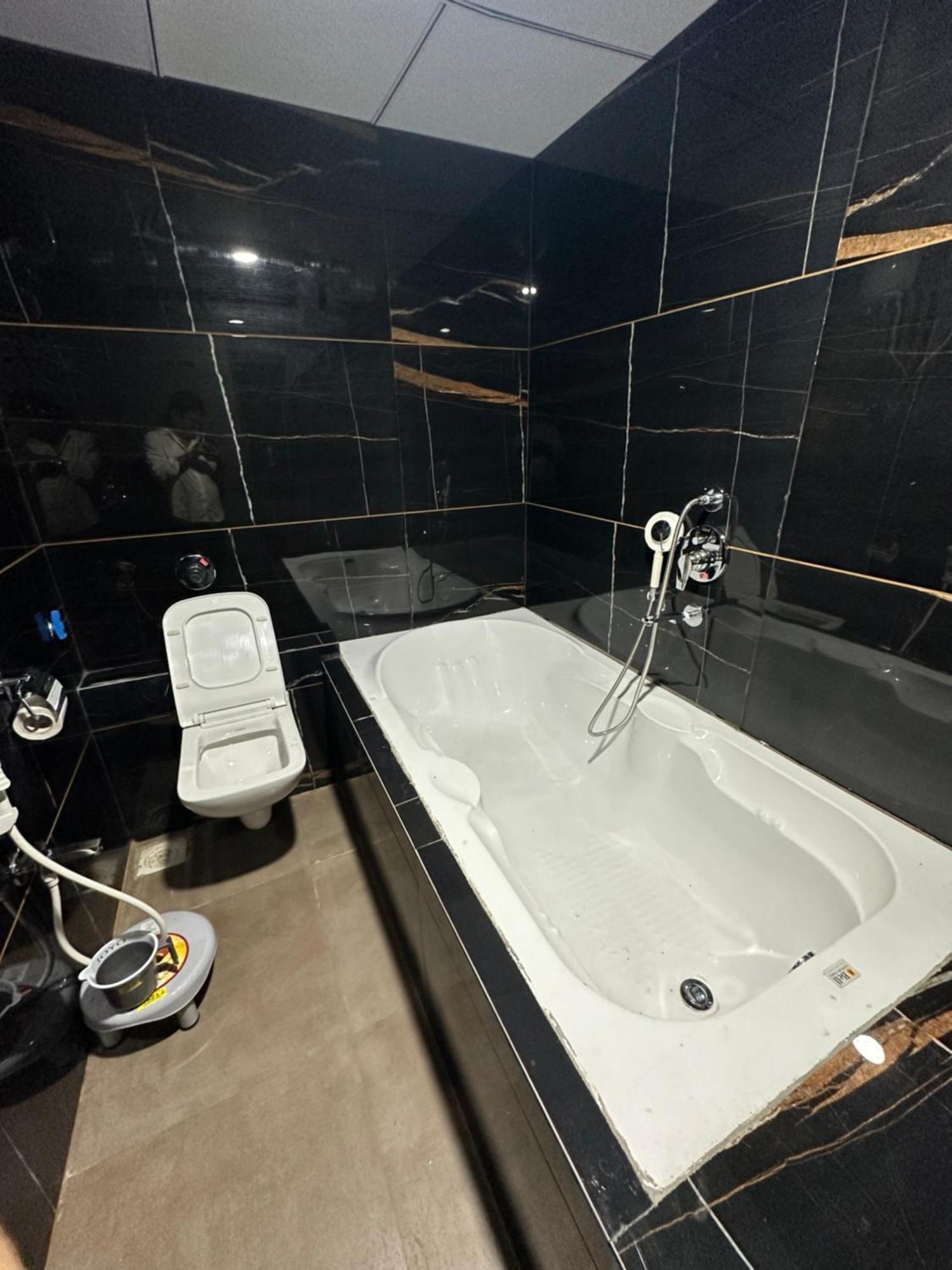 Hotel Victoria Prime Surat Buitenkant foto
