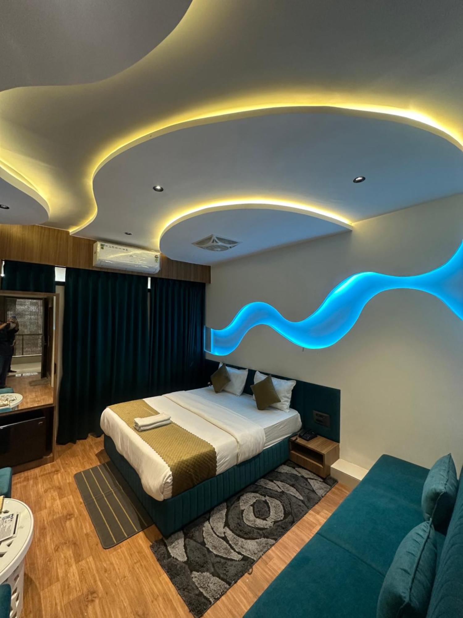 Hotel Victoria Prime Surat Buitenkant foto