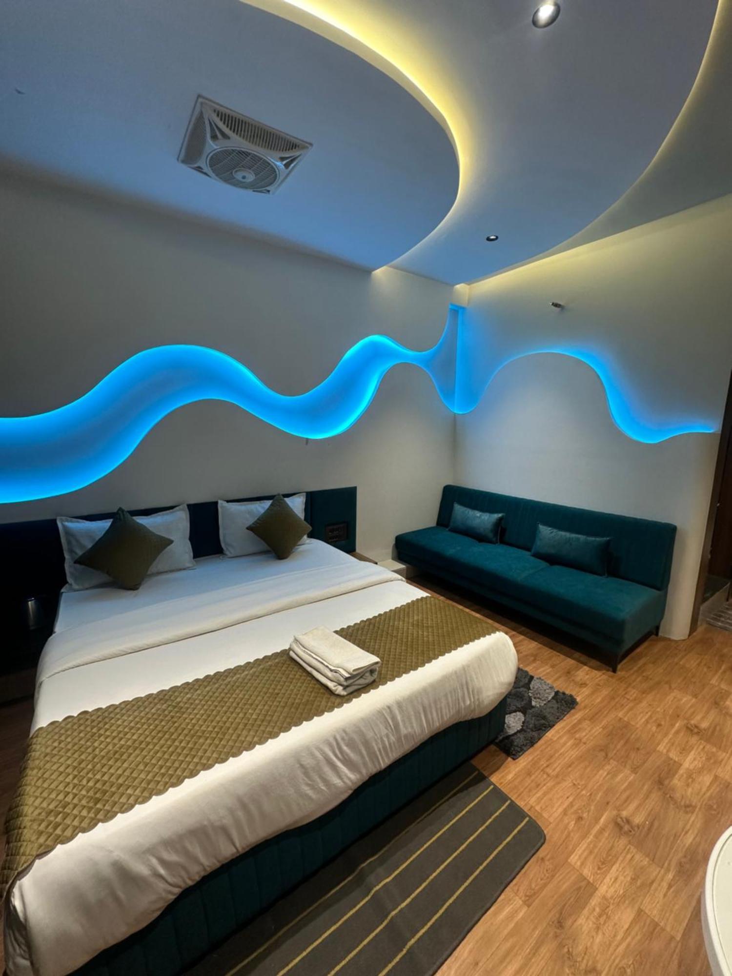 Hotel Victoria Prime Surat Buitenkant foto