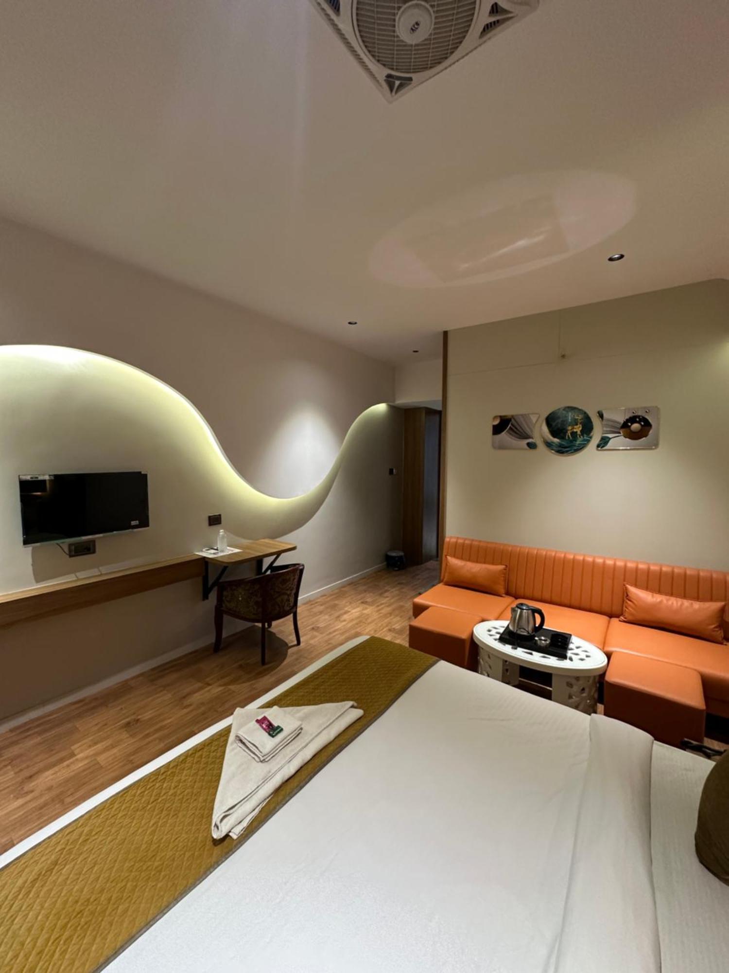 Hotel Victoria Prime Surat Buitenkant foto