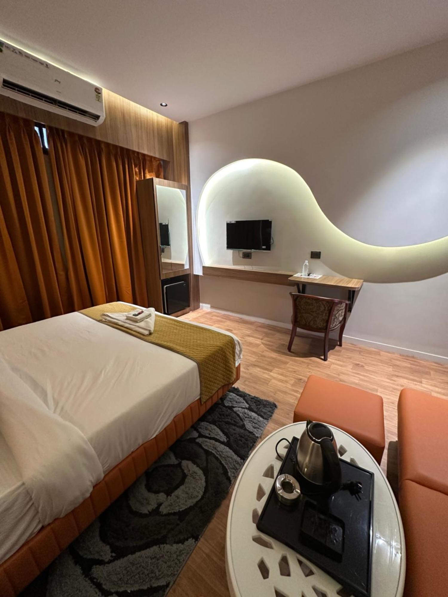 Hotel Victoria Prime Surat Buitenkant foto