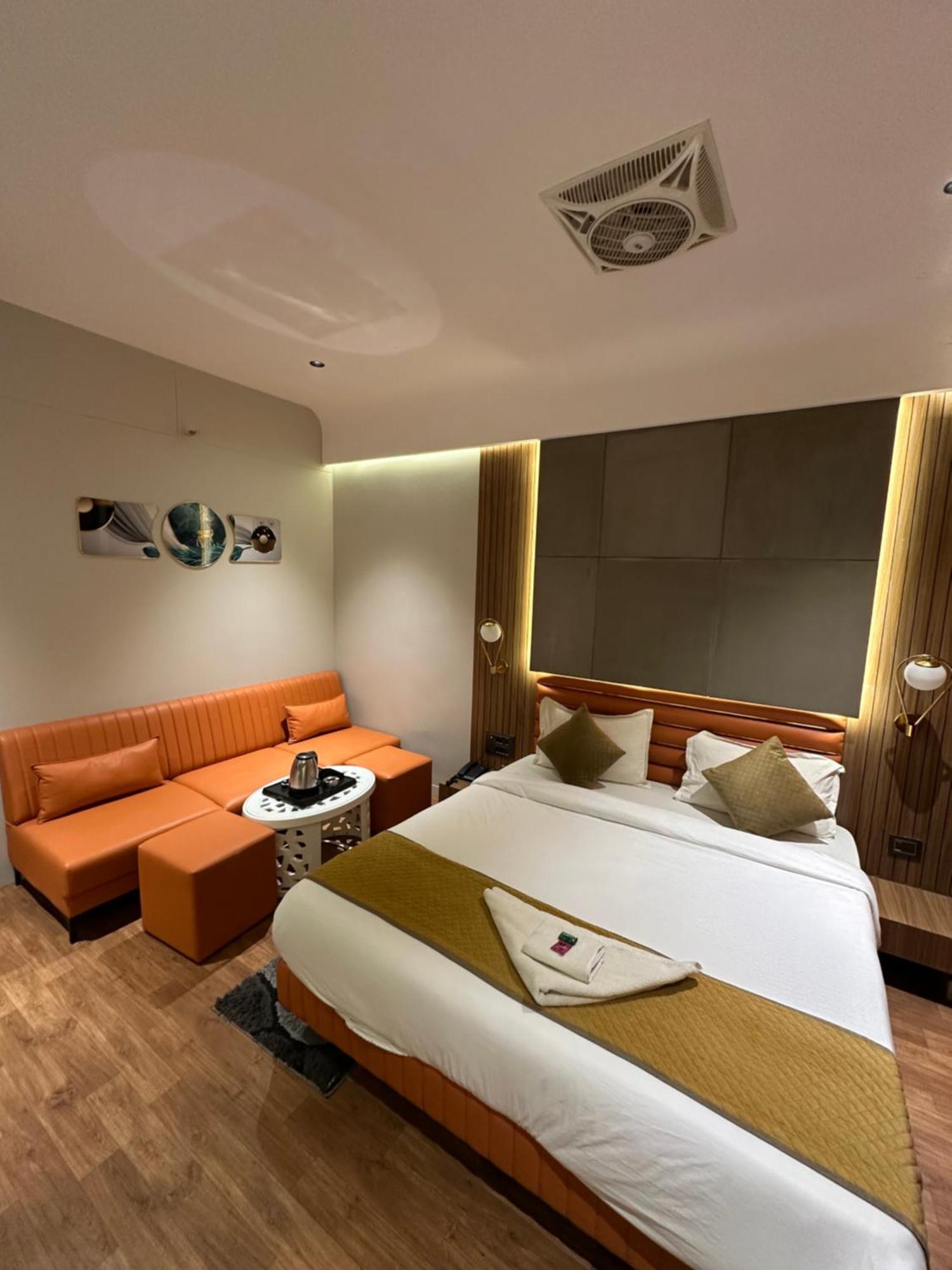 Hotel Victoria Prime Surat Buitenkant foto