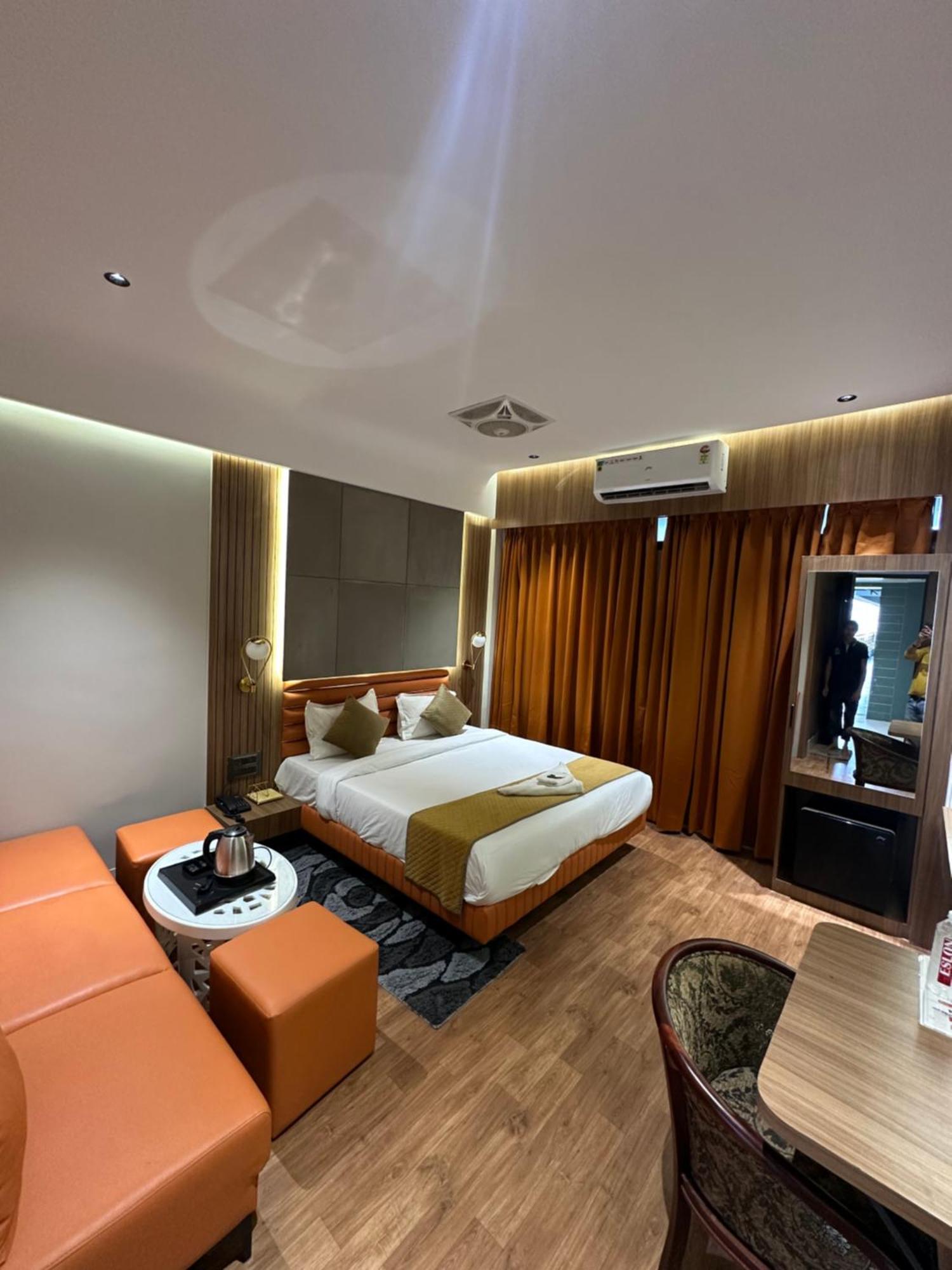 Hotel Victoria Prime Surat Buitenkant foto