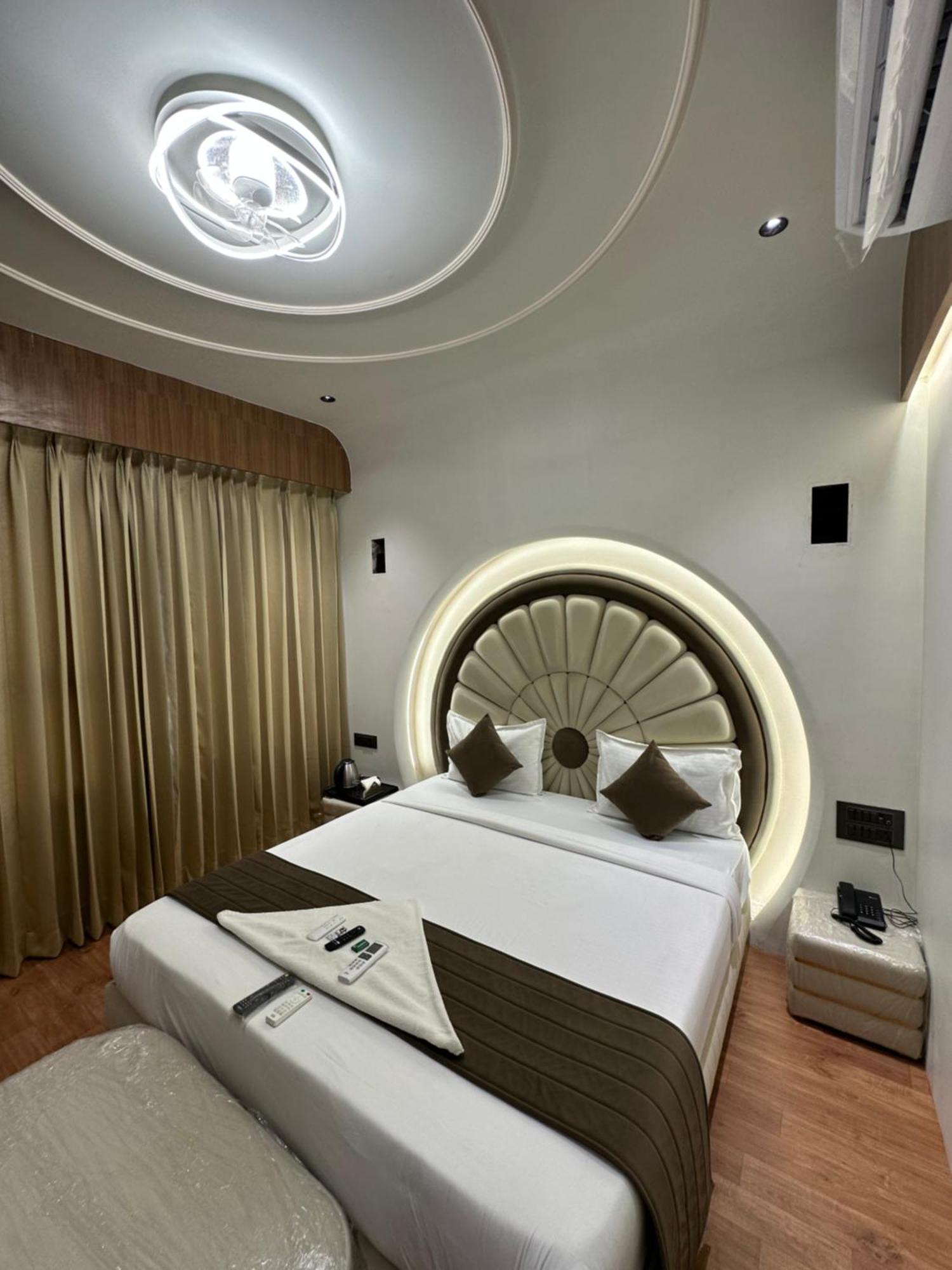 Hotel Victoria Prime Surat Buitenkant foto